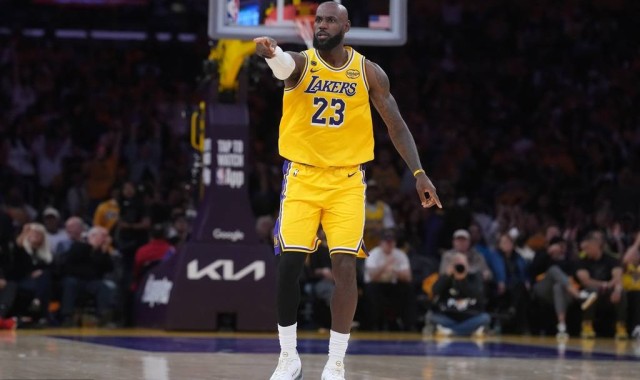 詹姆斯19+8+13 肯纳德27分艾顿19+11湖人胜火箭总分1-0