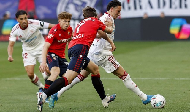 随着奥萨苏纳2-1逆转,西甲最新积分榜出炉:塞维利亚濒临降级