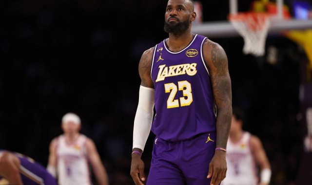 历史终结！詹姆斯缺战马刺无缘评奖 连续21年纪录告终