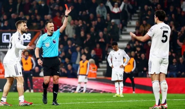 曼联遭误判2-2仍保前三！马奎尔遇惊变，卡里克若转正需改善防守